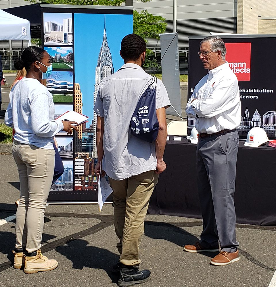 Architect Russ Sanders speaks with students at a career fair
